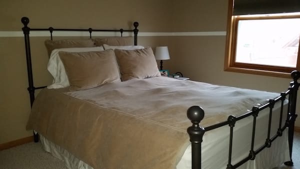 Queen bed in a 10x11 room